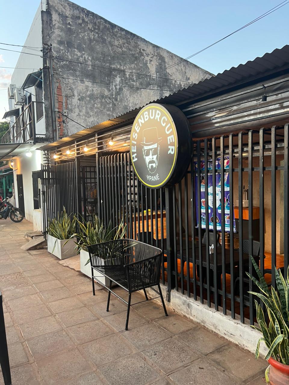 Entrada principal del restaurante HeisenBurger con diseño moderno y ambiente gastronómico.